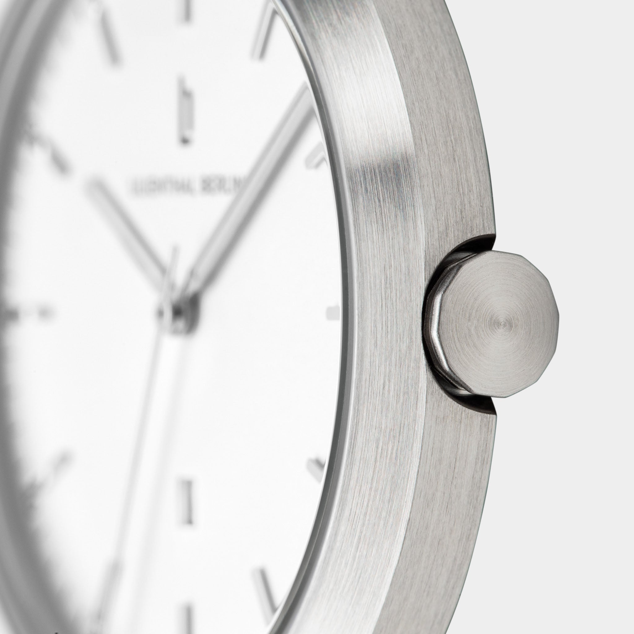 Huxley – Silver White Sportive