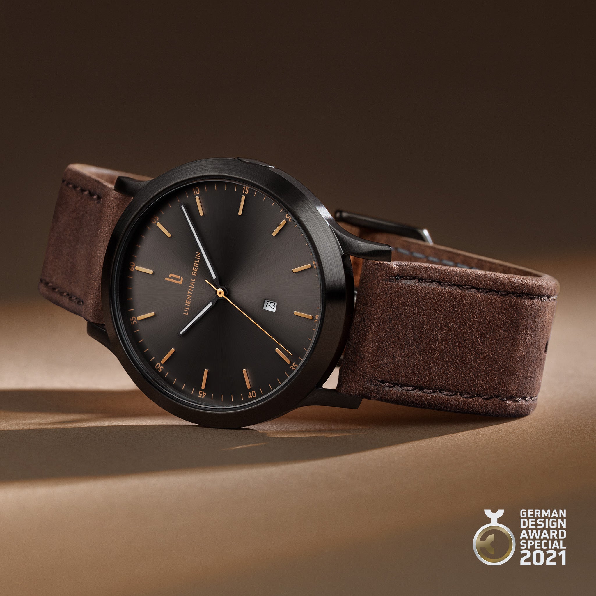 Elegant men's watch with brown leather strap and black dial, German Design Award 2021 winner
